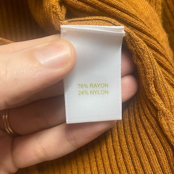 NWOT House of Harlow Ribbed Cropped Sweater Size Medium - Picture 4 of 5